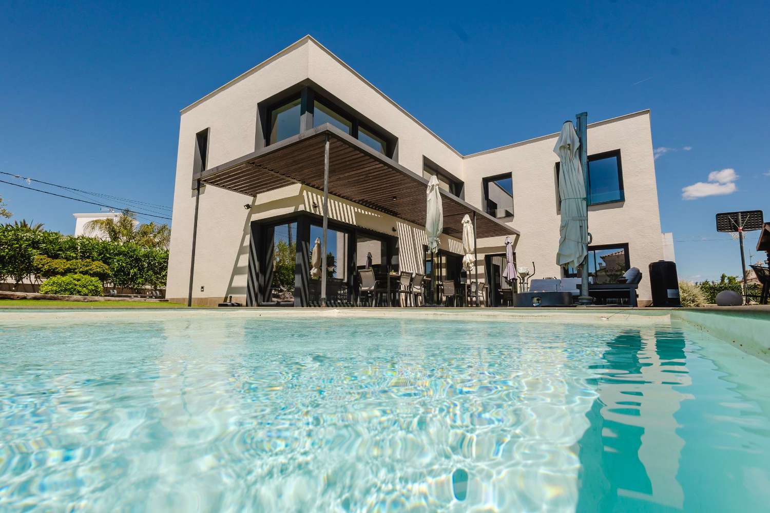 ¡Excepcional! ¡Magnífica casa moderna a solo 250 metros del mar!