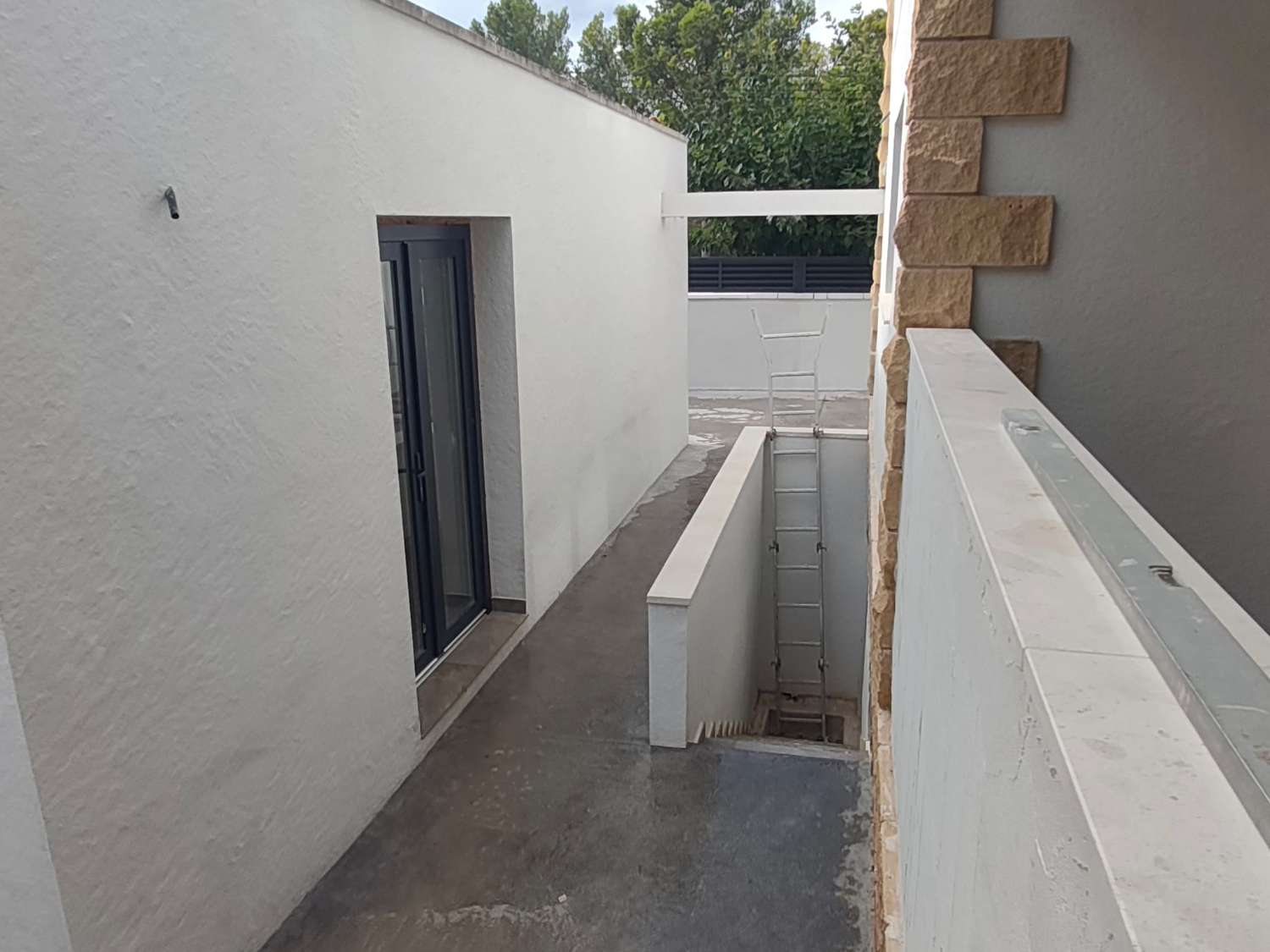 Vila exclusiva a Miami Platja, completament renovada i equipada amb piscina, jacuzzi i acabats de luxe.