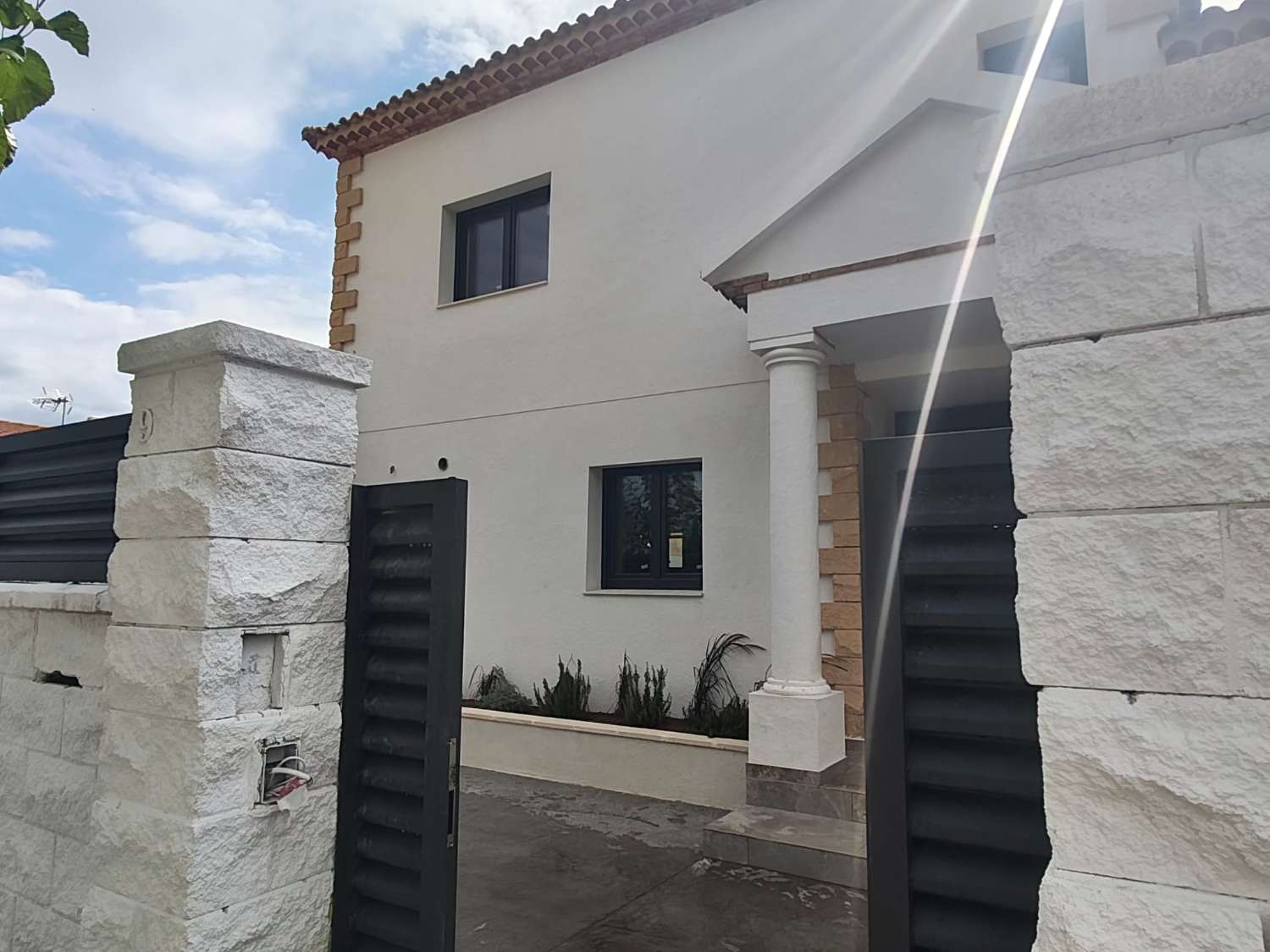 Vila exclusiva a Miami Platja, completament renovada i equipada amb piscina, jacuzzi i acabats de luxe.