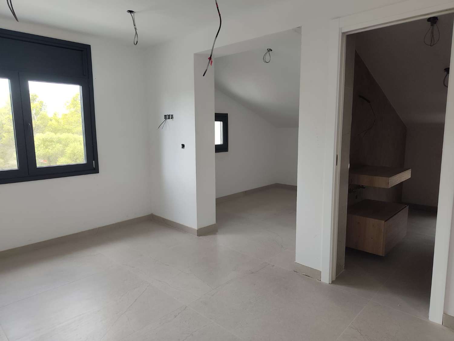 Vila exclusiva a Miami Platja, completament renovada i equipada amb piscina, jacuzzi i acabats de luxe.