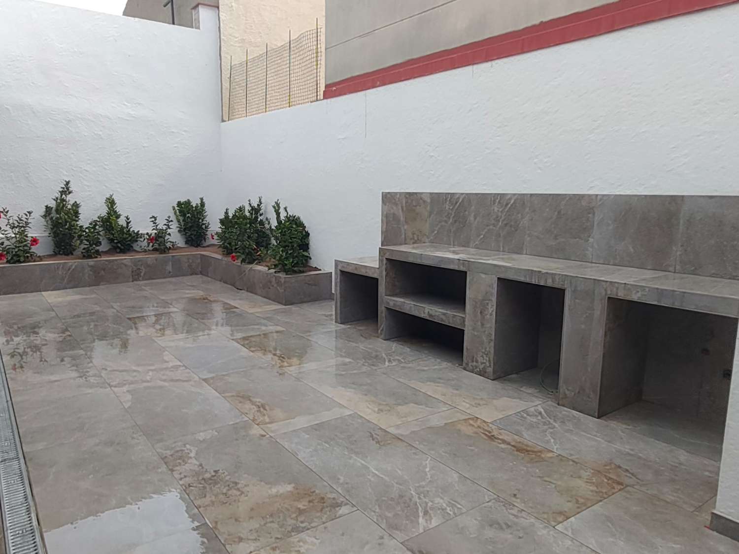 Vila exclusiva a Miami Platja, completament renovada i equipada amb piscina, jacuzzi i acabats de luxe.