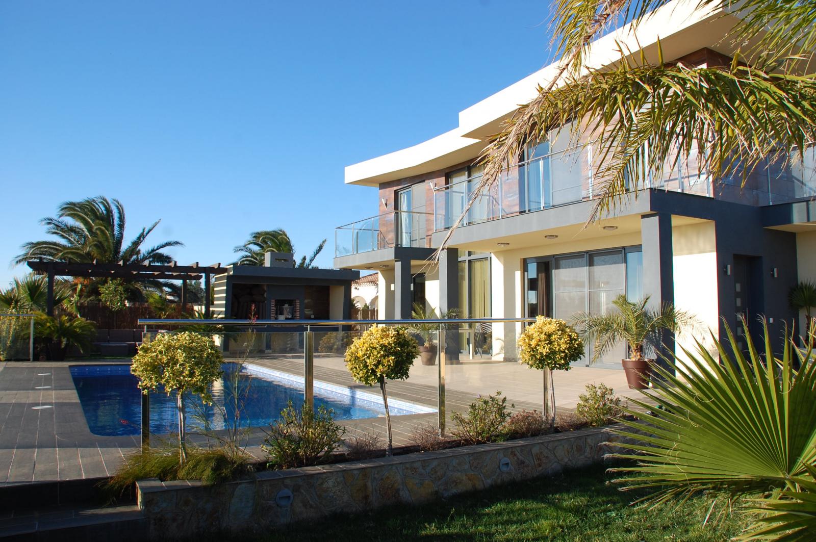 Fully detached luxury villa in Les Tres Cales!!!