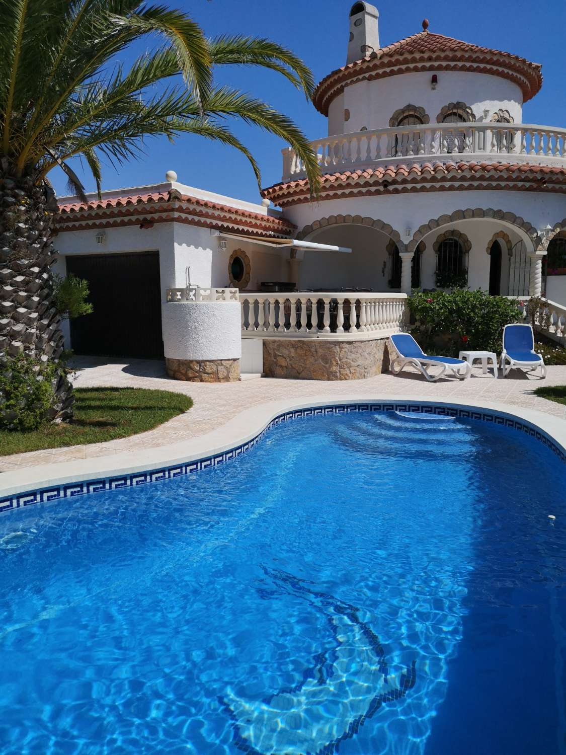Charming villa with private pool located in Miami Platja