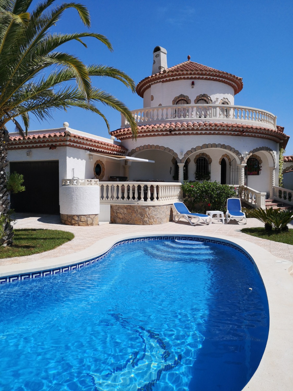 Charming villa with private pool located in Miami Platja