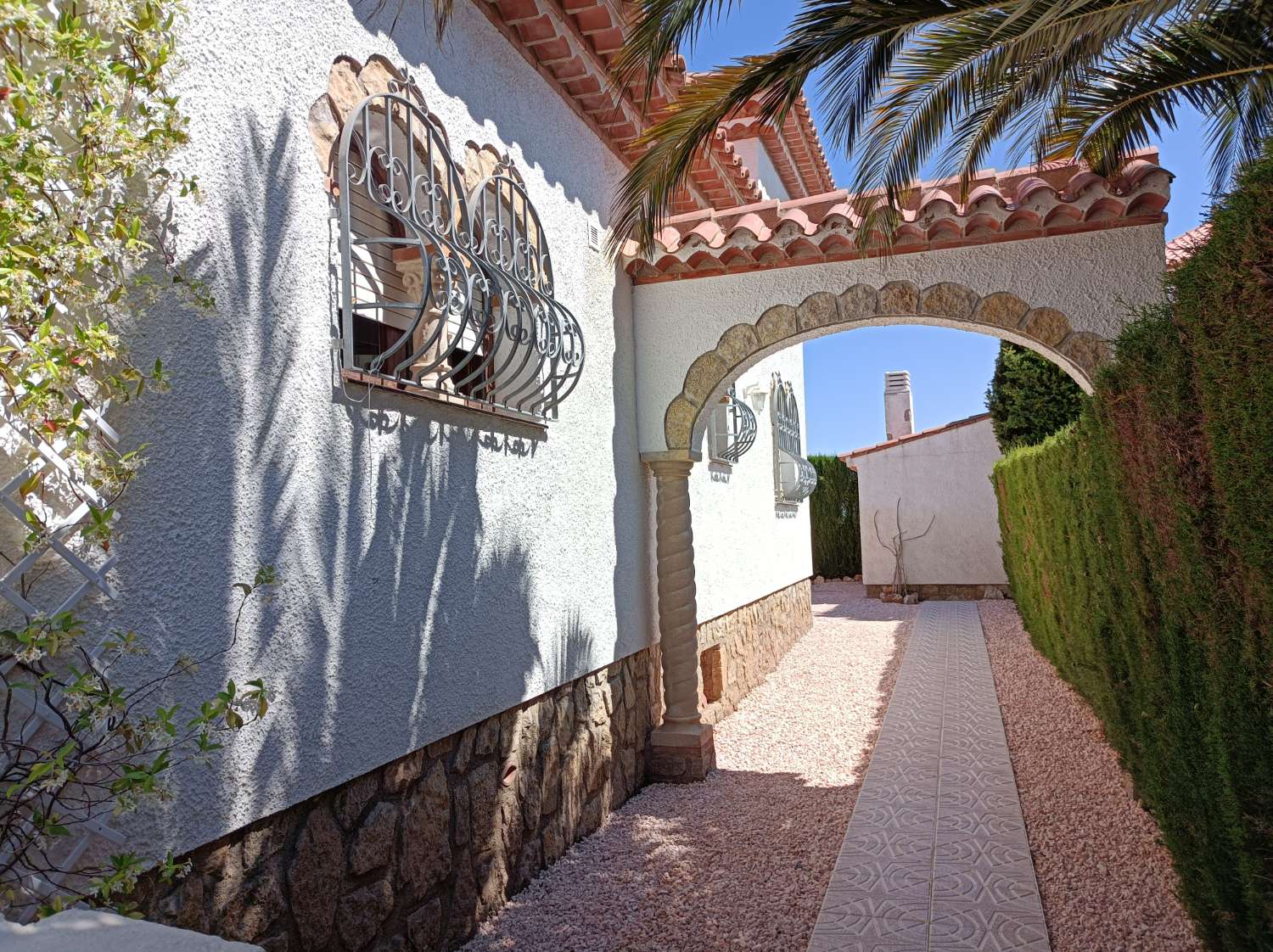 Charming villa with private pool located in Miami Platja