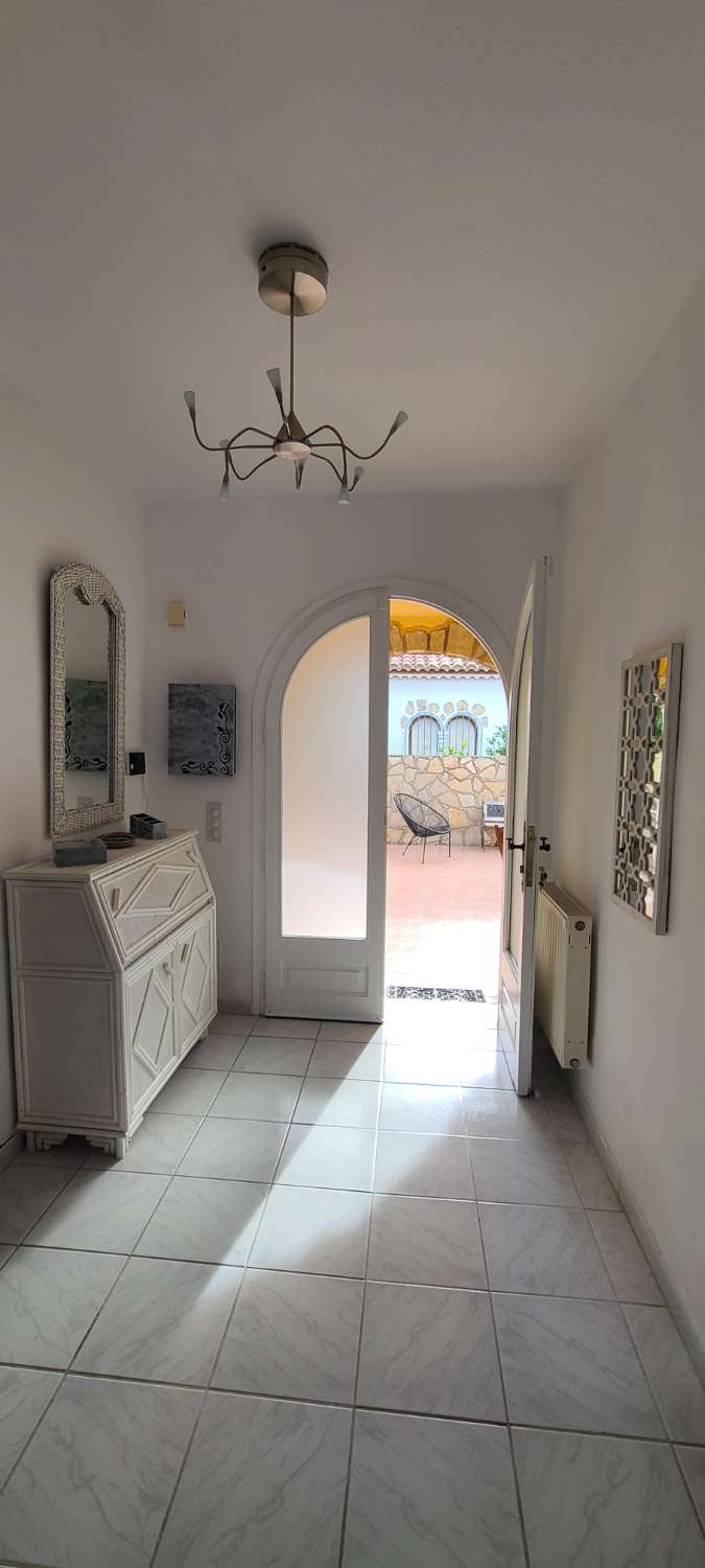 Large atypical villa in the center of Miami Platja, close to the coves!