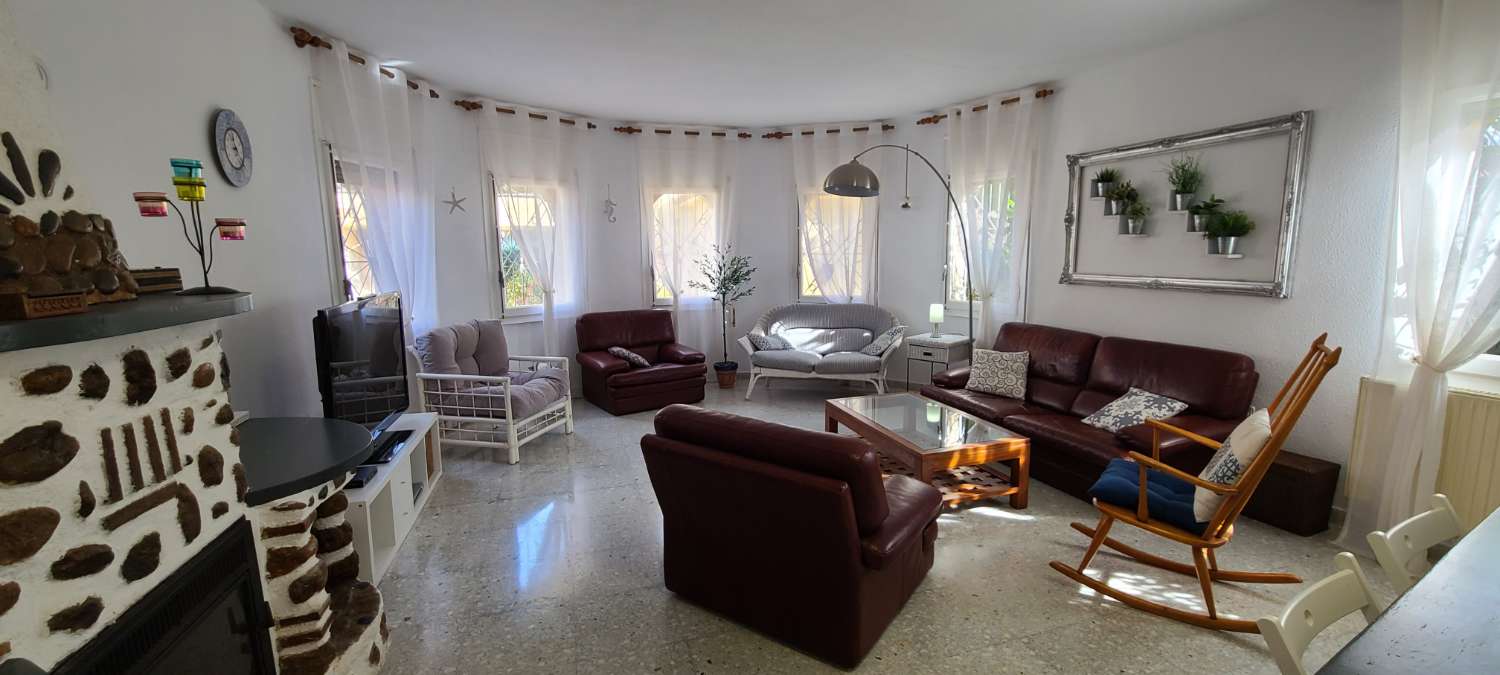 Große atypische Villa im Zentrum von Miami Platja, in der Nähe der Buchten!