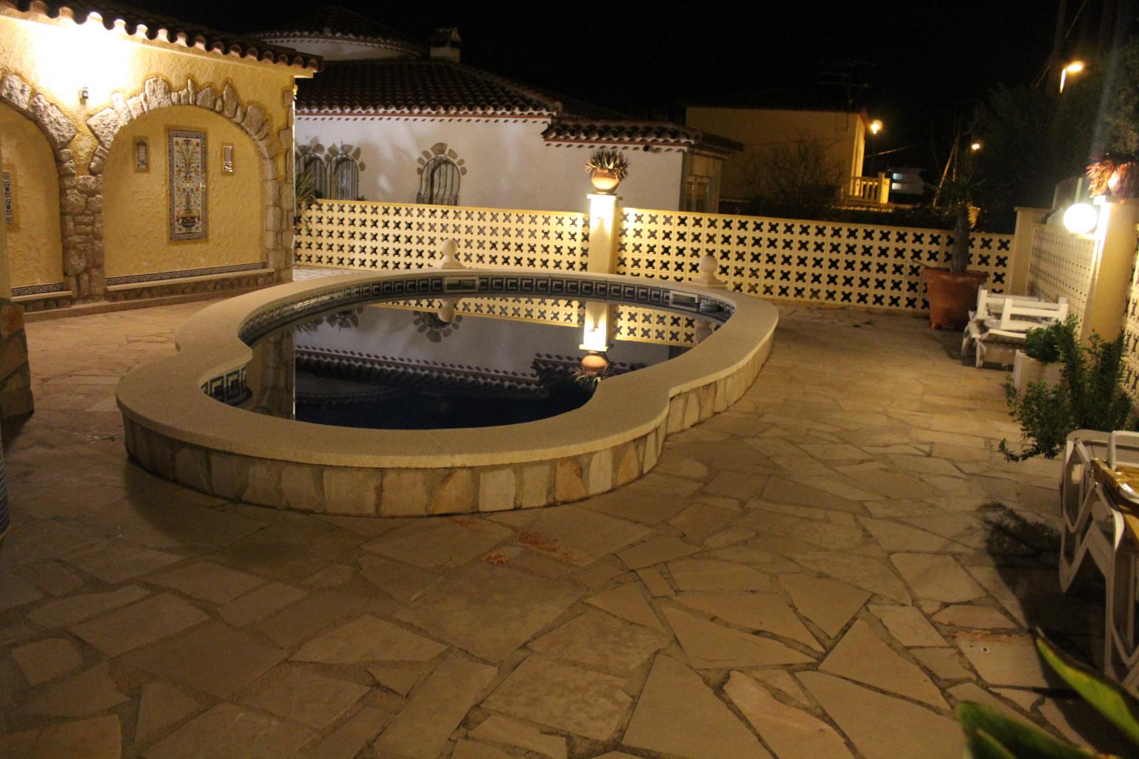 Large atypical villa in the center of Miami Platja, close to the coves!