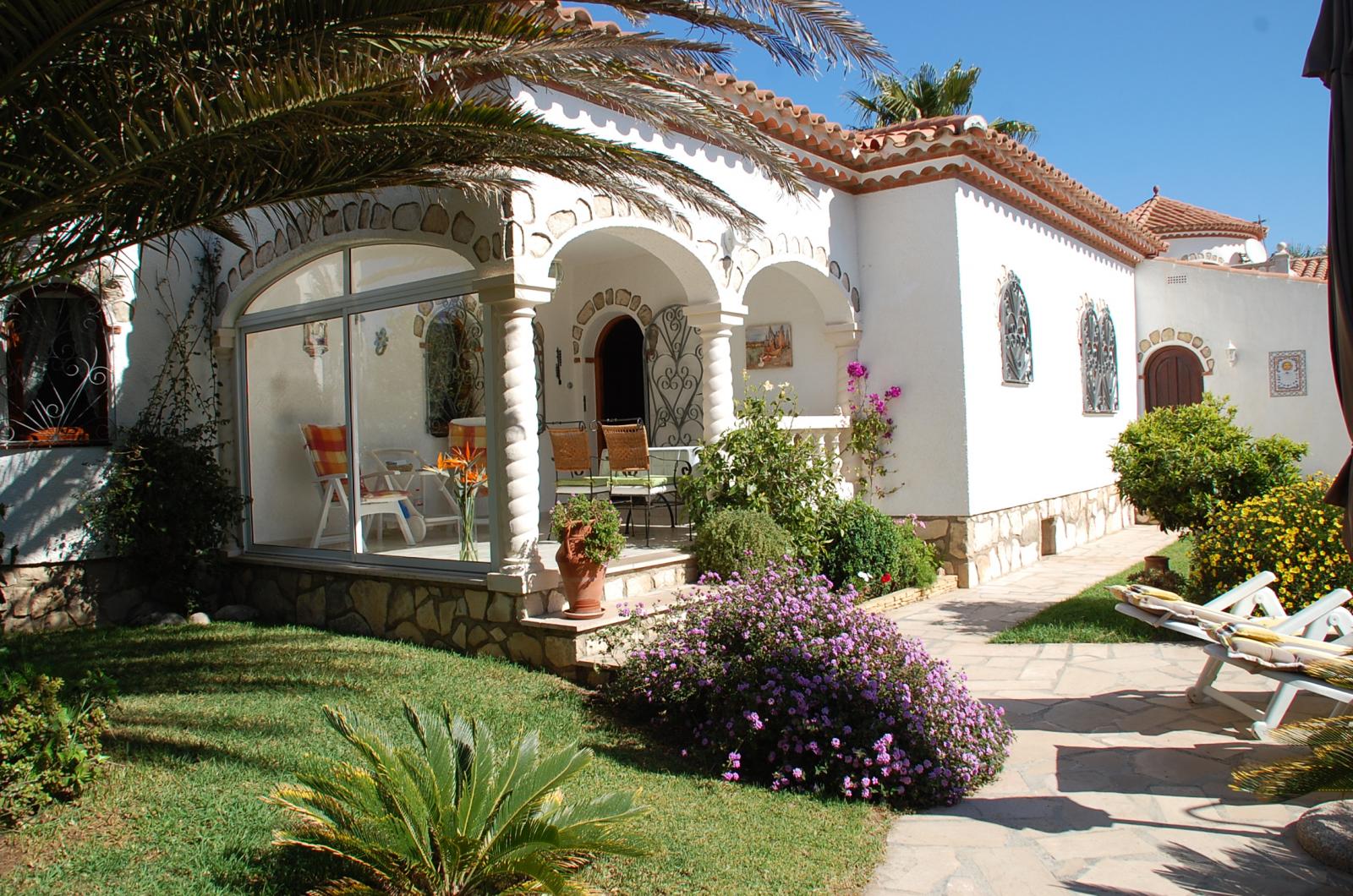 Typical villa with private pool in the center of Miami Platja!