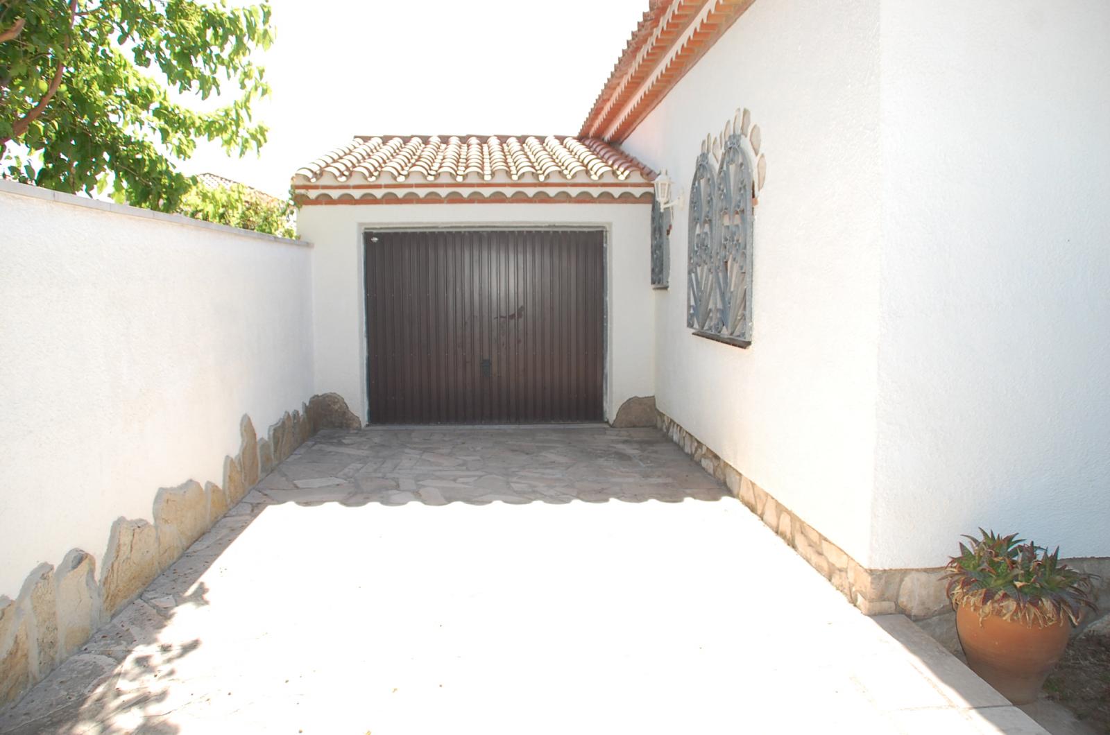 Typical villa with private pool in the center of Miami Platja!