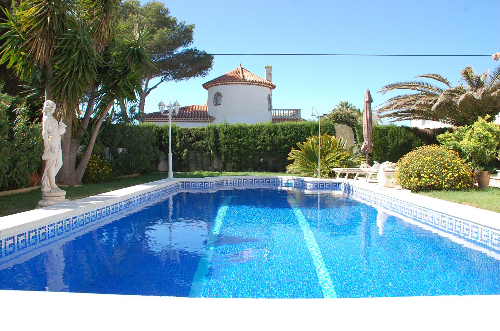 Typical villa with private pool in the center of Miami Platja!