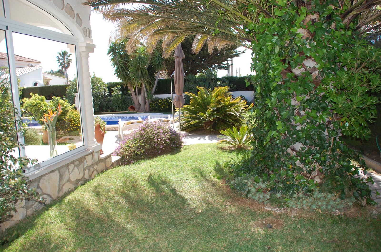 Typical villa with private pool in the center of Miami Platja!