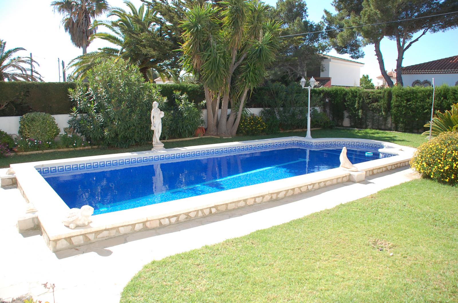 Typical villa with private pool in the center of Miami Platja!