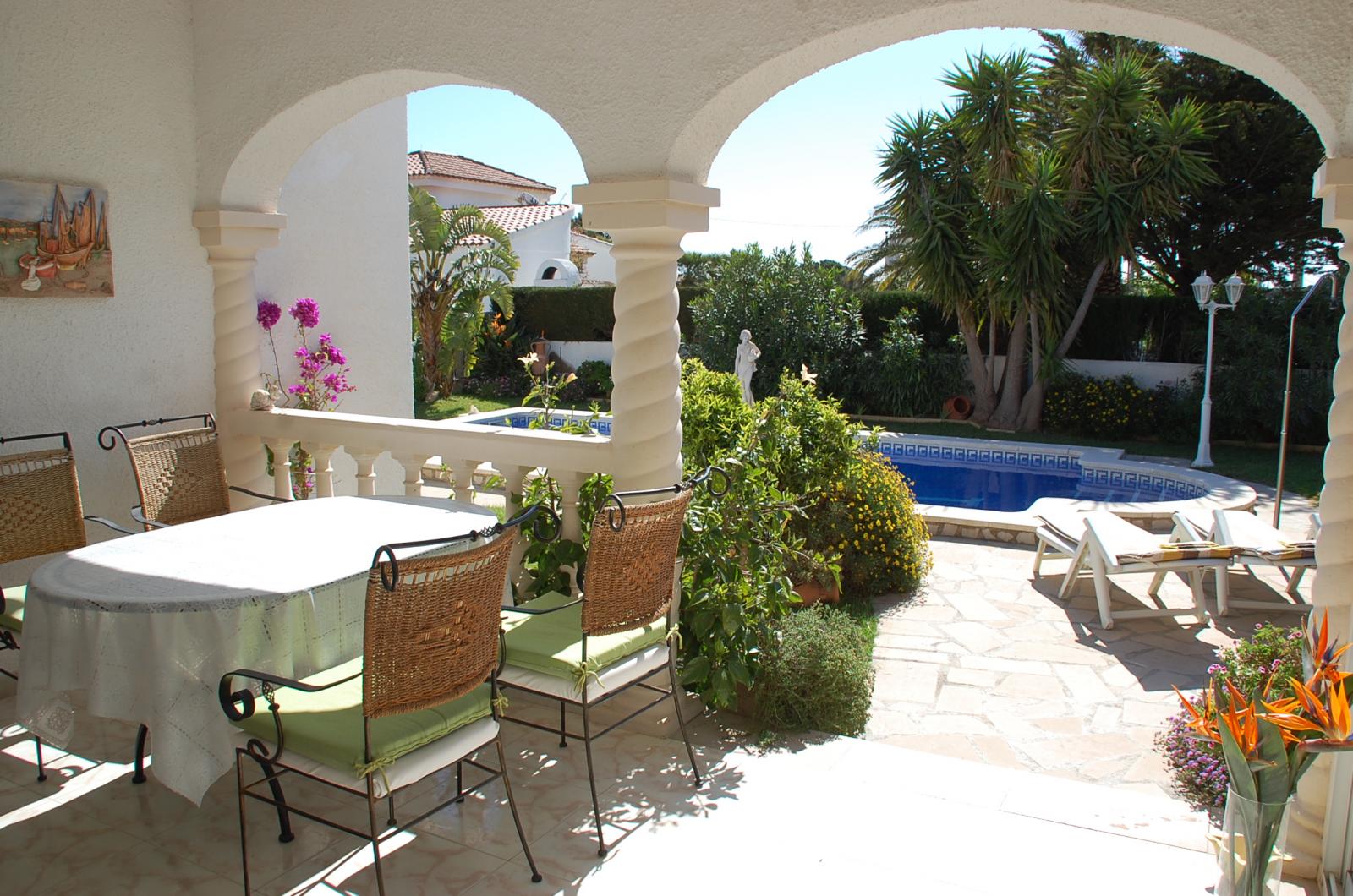 Typical villa with private pool in the center of Miami Platja!