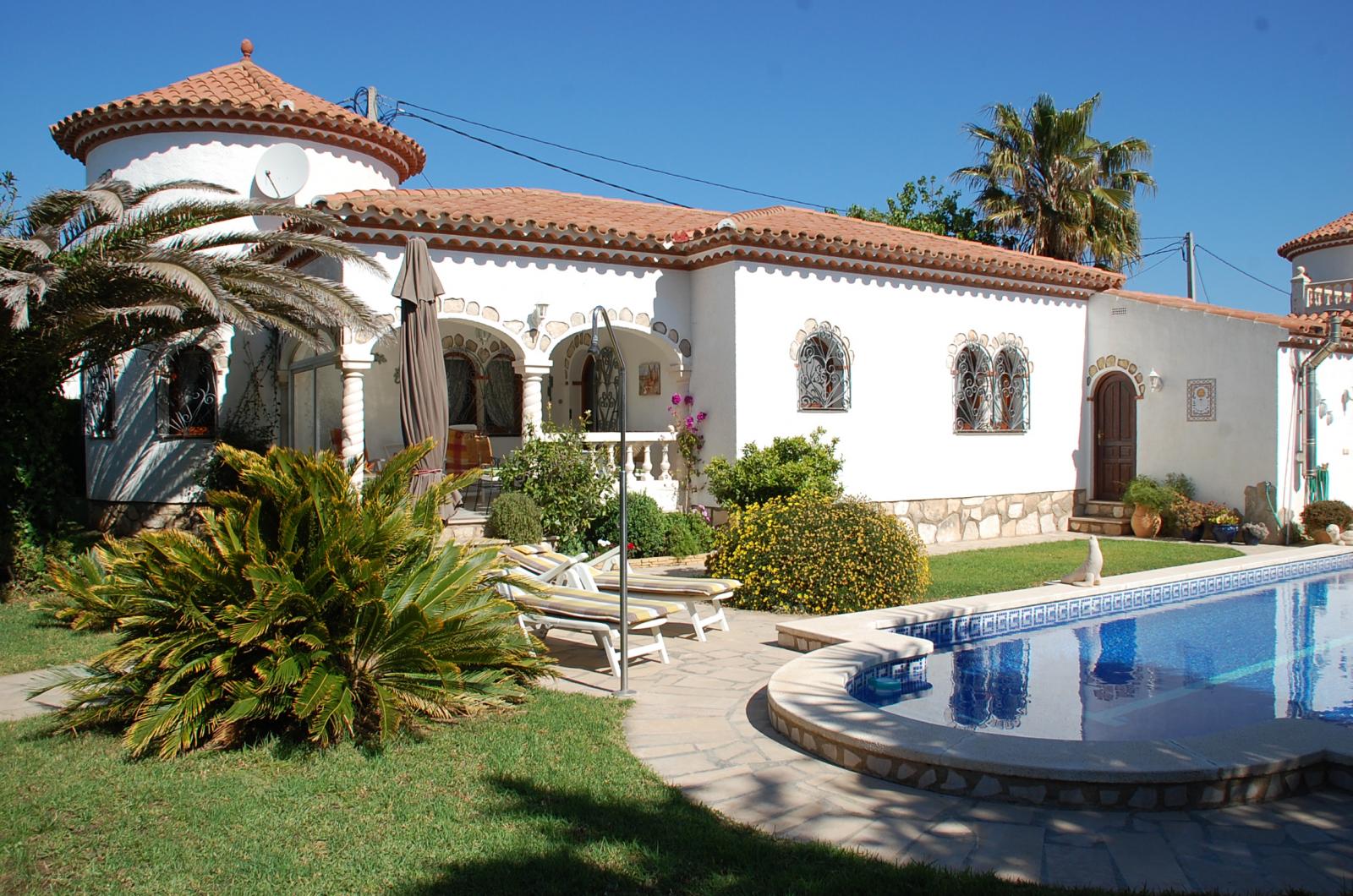Typical villa with private pool in the center of Miami Platja!
