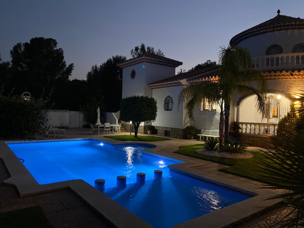 Hermosa villa con piscina privada en Miami platja !