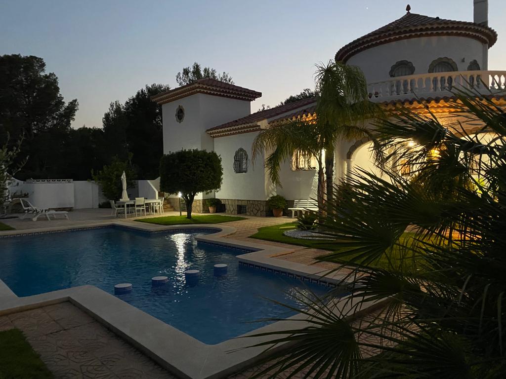 Beautiful villa with private pool in Miami platja !