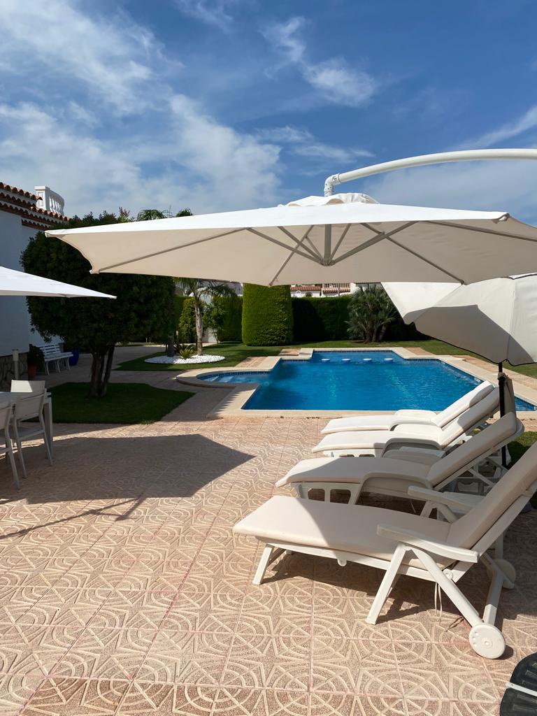 Hermosa villa con piscina privada en Miami platja !