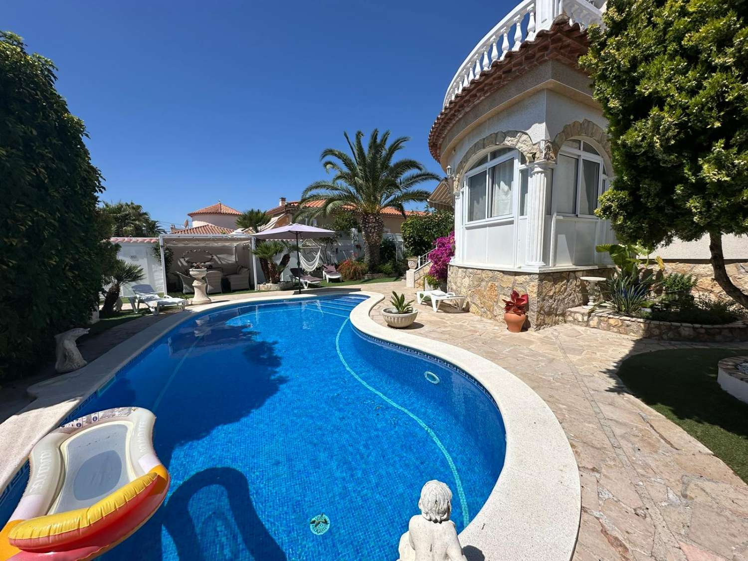 Encantadora vila amb piscina privada a Miami Platja!