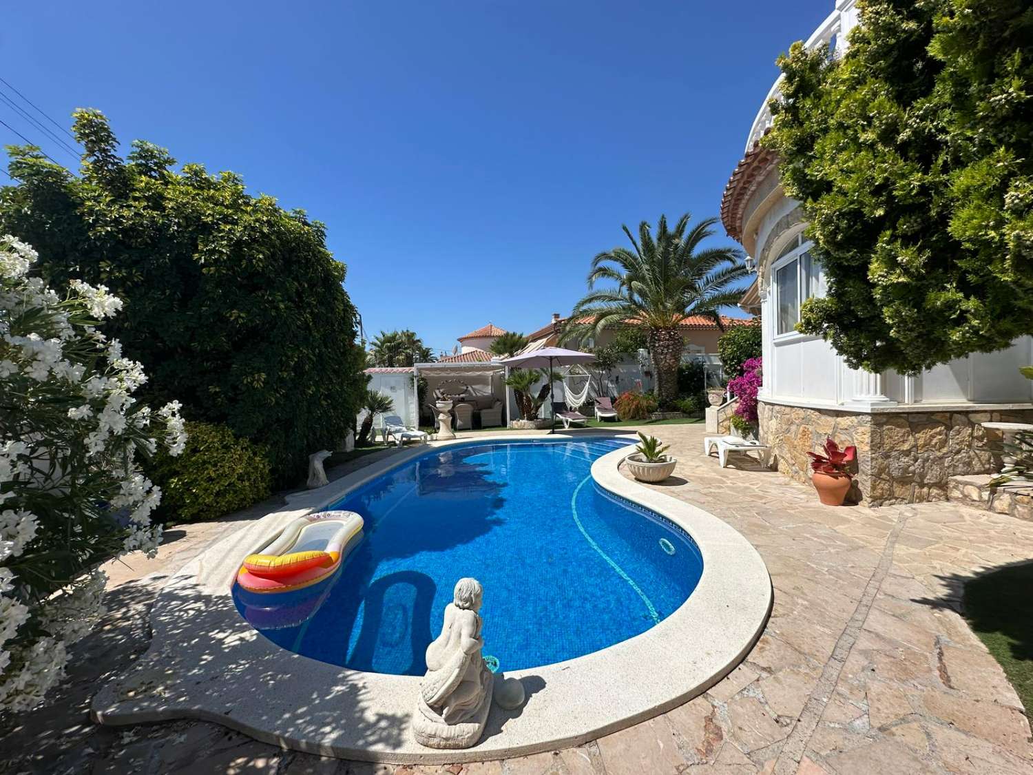 Encantadora vila amb piscina privada a Miami Platja!