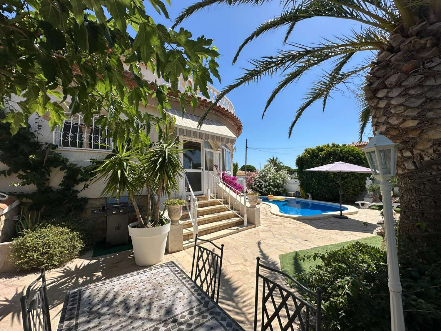 Encantadora vila amb piscina privada a Miami Platja!