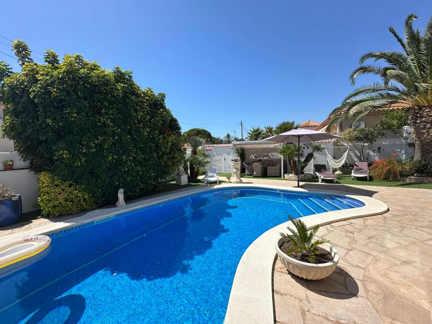 Encantadora vila amb piscina privada a Miami Platja!
