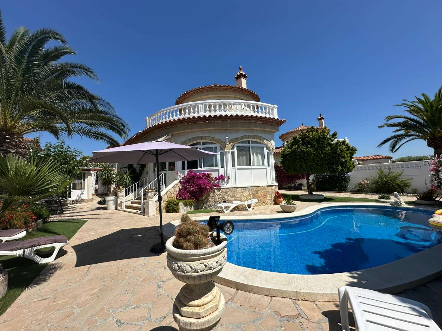 Encantadora vila amb piscina privada a Miami Platja!