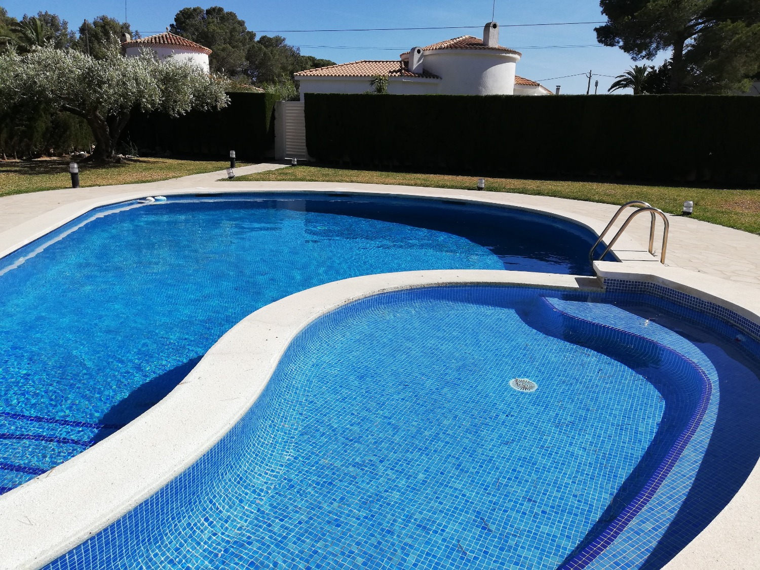 Encantadora casa con piscina privada a pocos metros del mar!