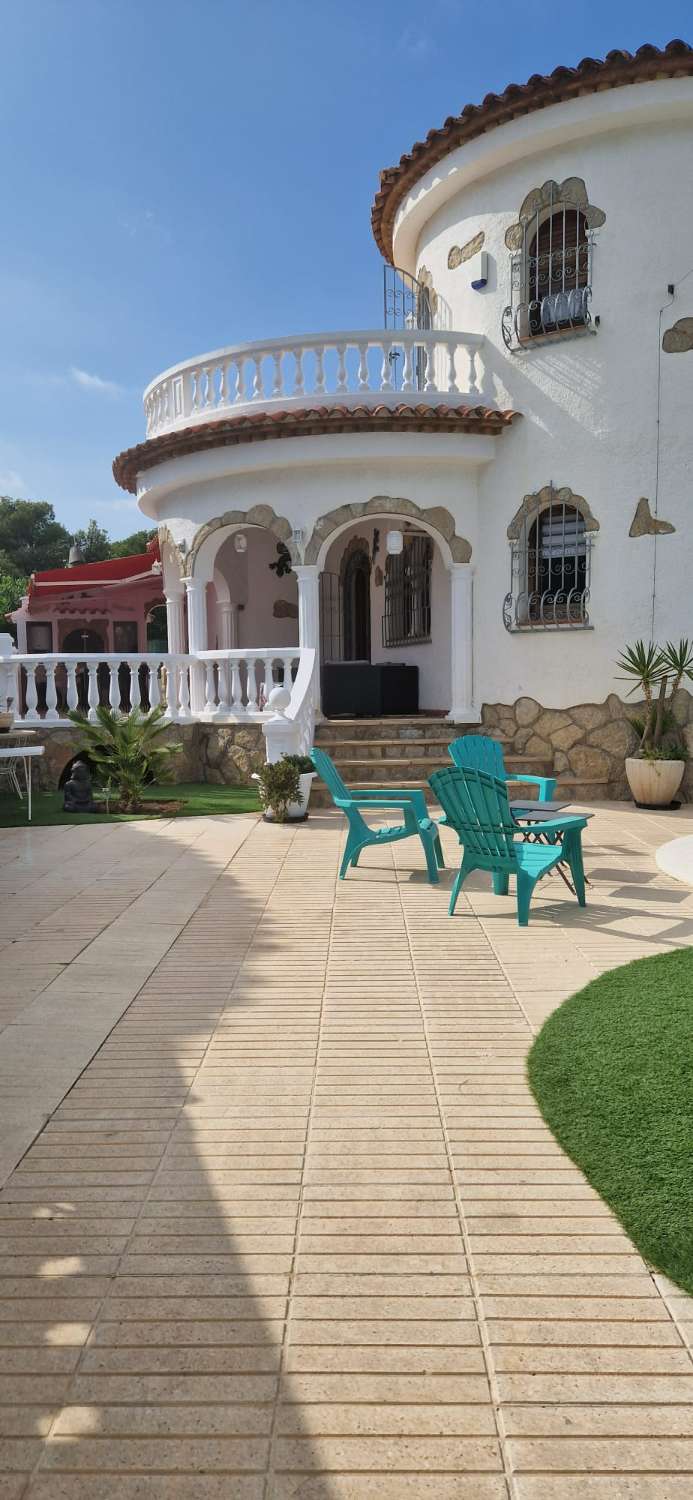 Charming villa with private pool in Miami Platja !