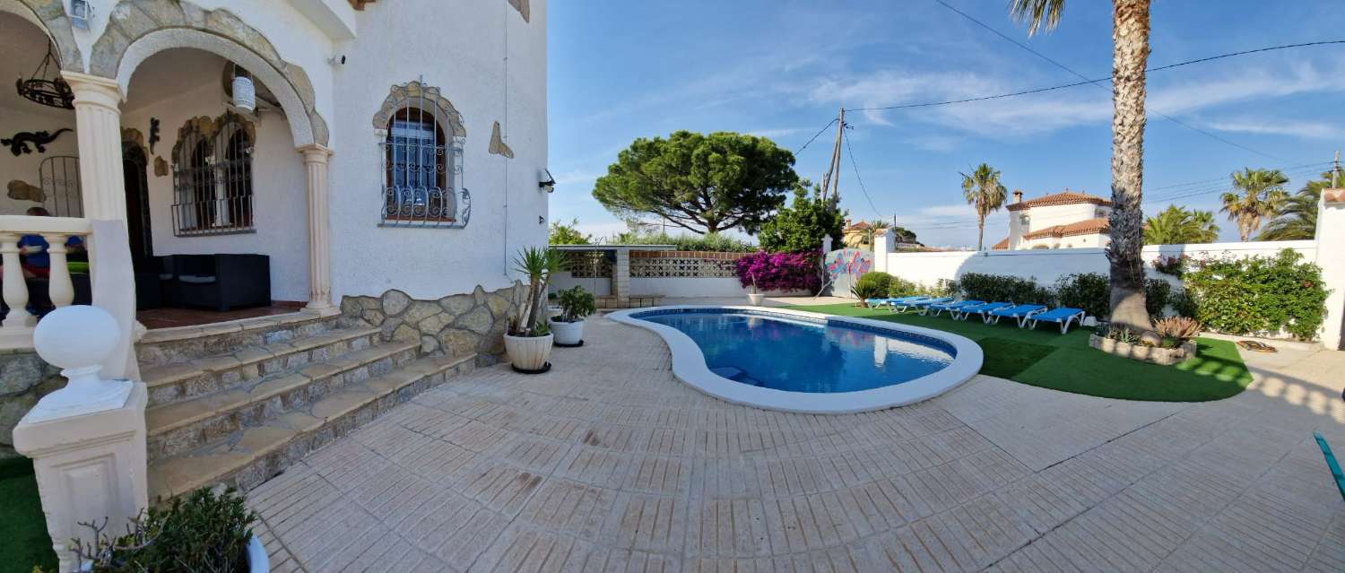 Charming villa with private pool in Miami Platja !