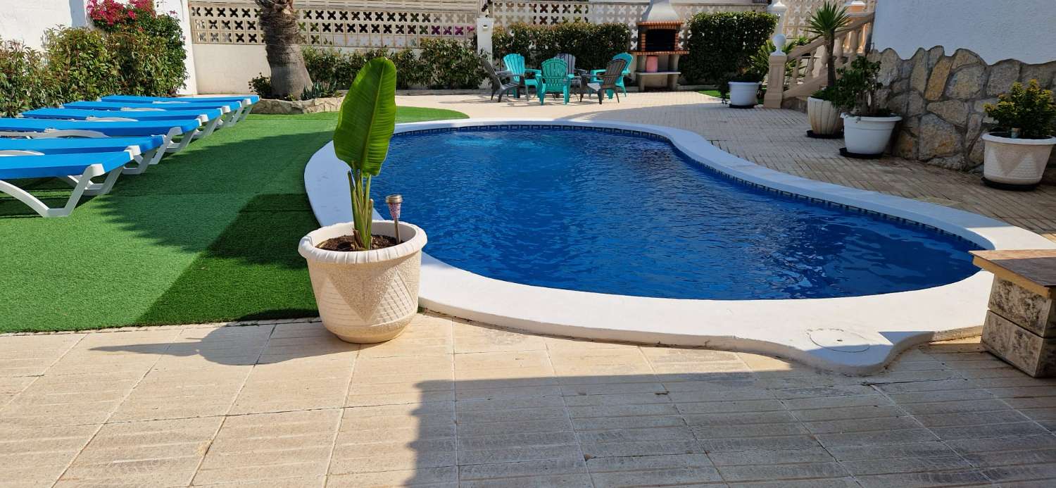 Encantadora vila amb piscina privada a Miami Platja !