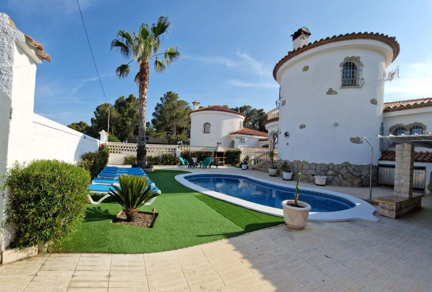 Charming villa with private pool in Miami Platja !