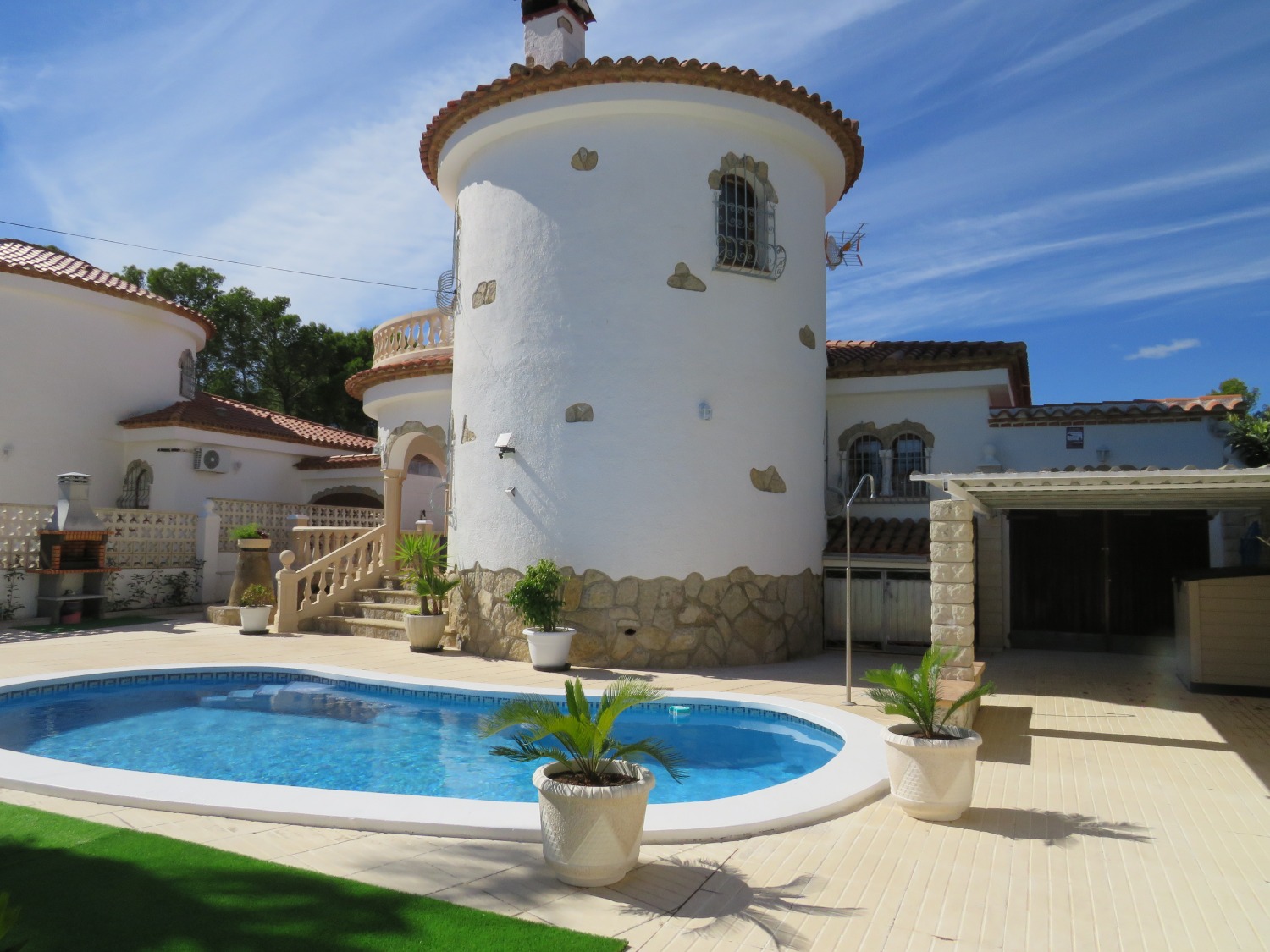 Charming villa with private pool in Miami Platja !