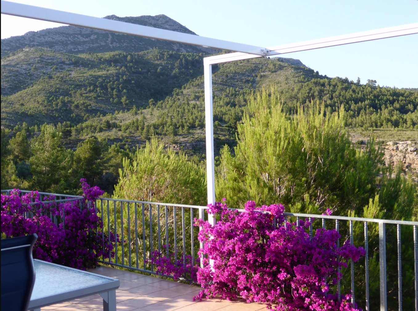 Preciosa casa con impresionantes vistas a la montaña y al mar en Planes Del Rey!