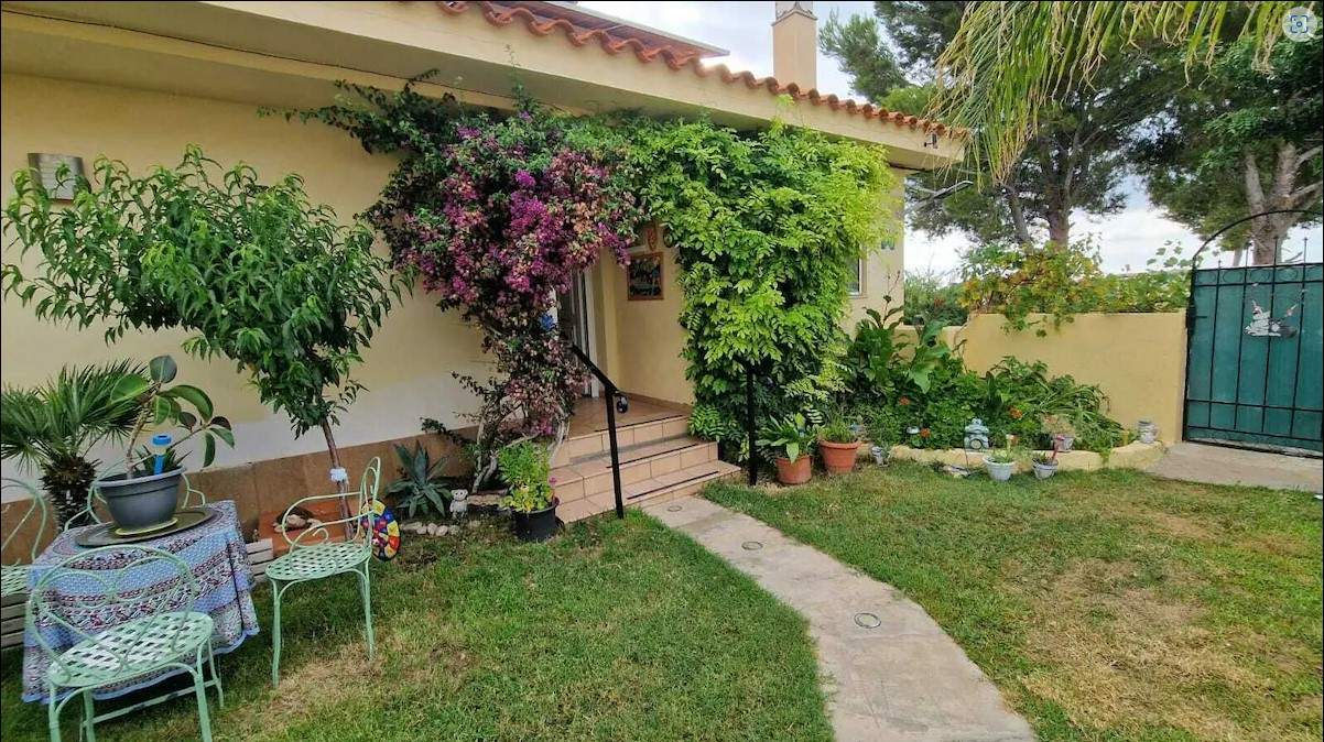 Preciosa casa con impresionantes vistas a la montaña y al mar en Planes Del Rey!