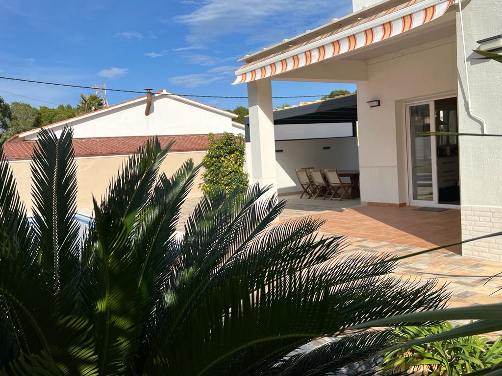 Charming modern VILLA a few meters from the coves!