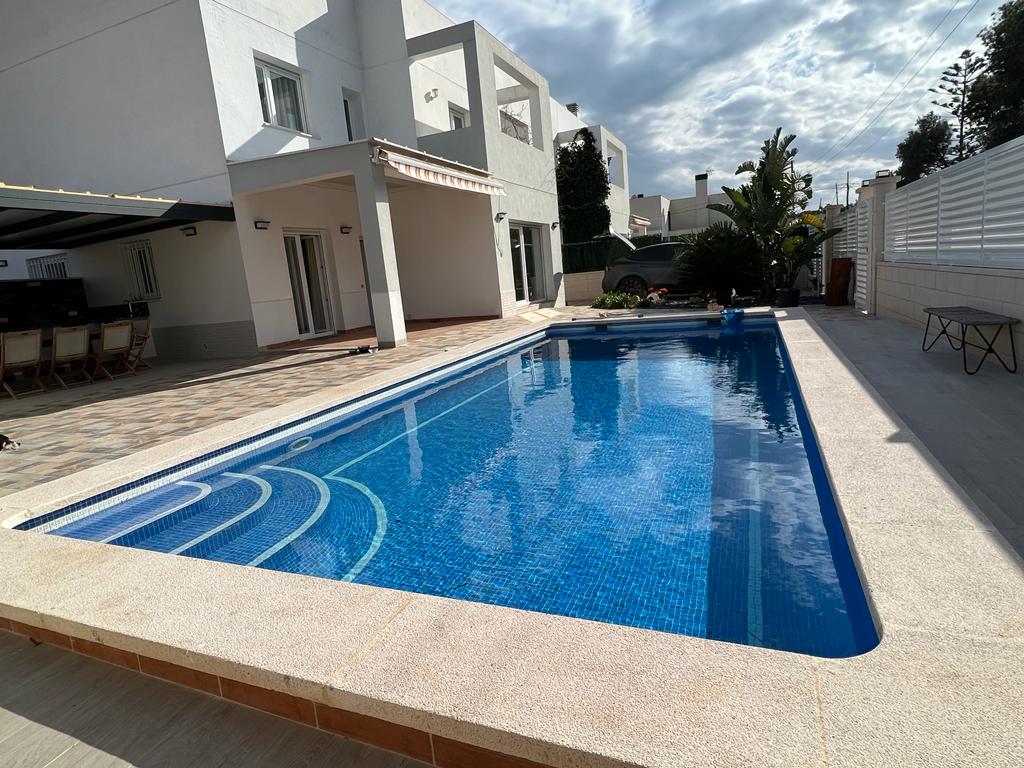 Charming modern VILLA a few meters from the coves!