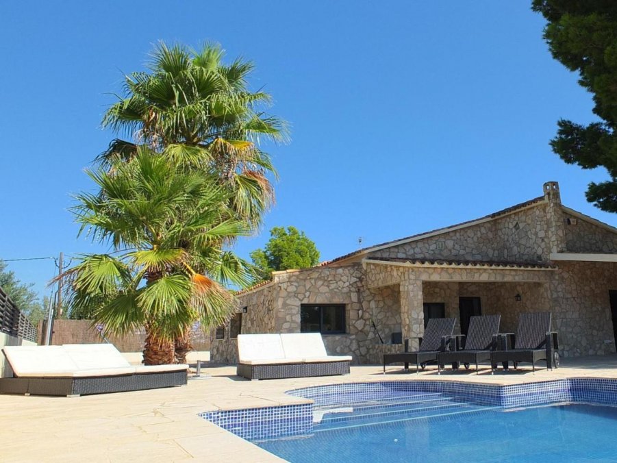 Preciosa casa amb piscina privada i gran jardí a la urbanització Las Tras Calas!