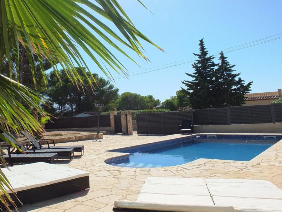 Preciosa casa amb piscina privada i gran jardí a la urbanització Las Tras Calas!