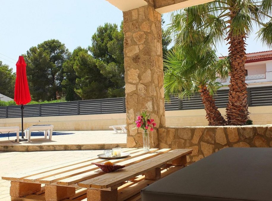 Preciosa casa con piscina privada y amplio jardín en la urbanización Las Tras Calas!
