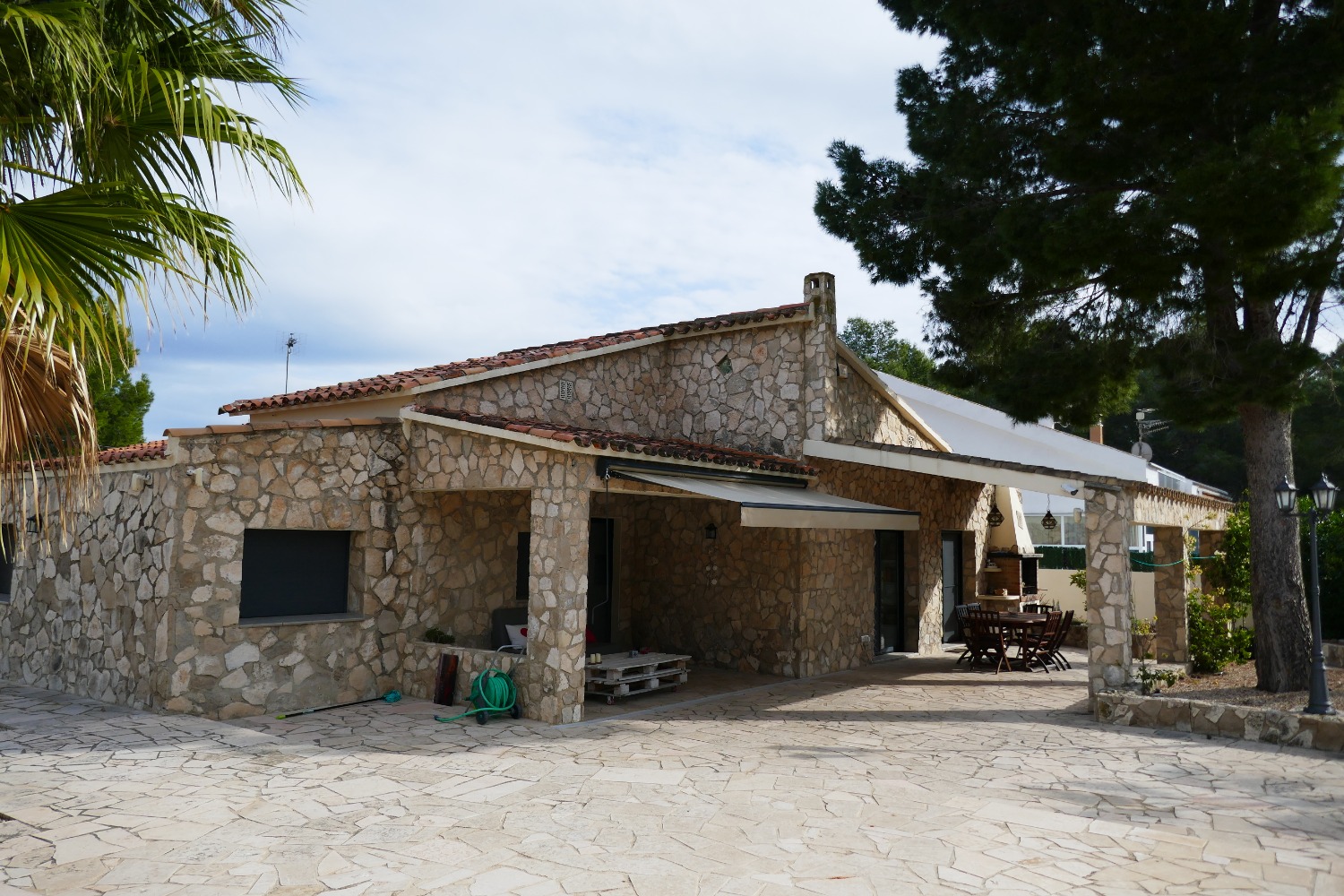 Preciosa casa amb piscina privada i gran jardí a la urbanització Las Tras Calas!