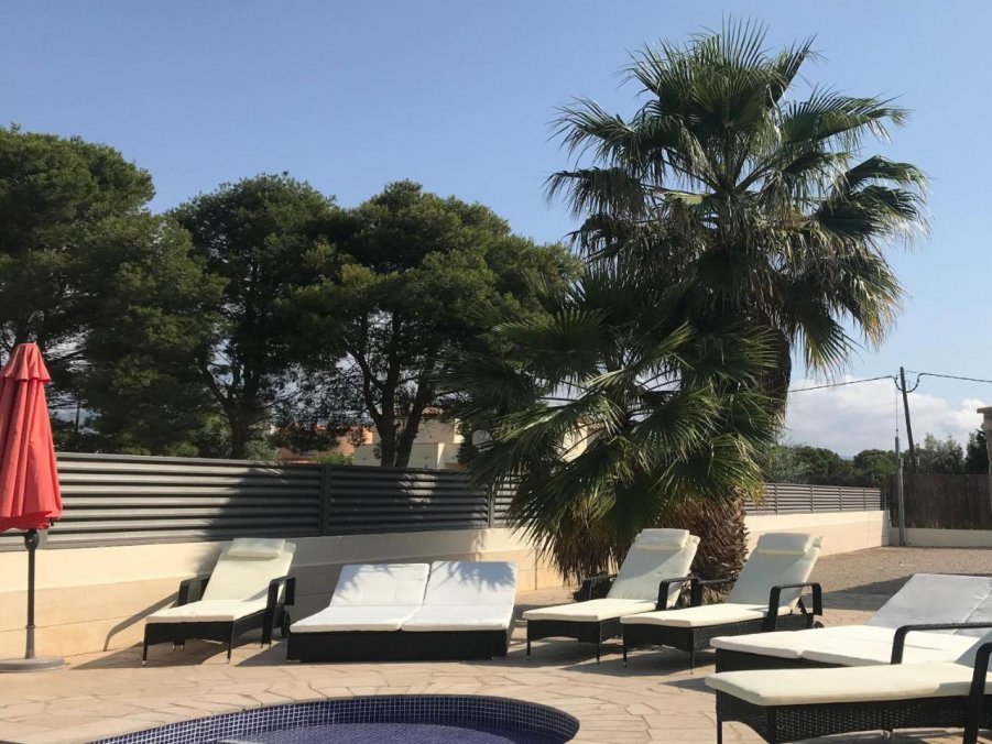 Preciosa casa amb piscina privada i gran jardí a la urbanització Las Tras Calas!