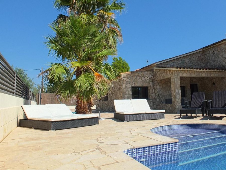 Beautiful house with private pool and large garden in the urbanization Las Tras Calas!