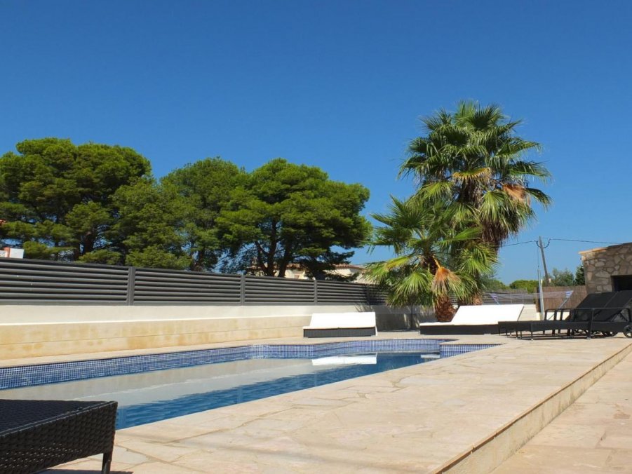 Preciosa casa amb piscina privada i gran jardí a la urbanització Las Tras Calas!